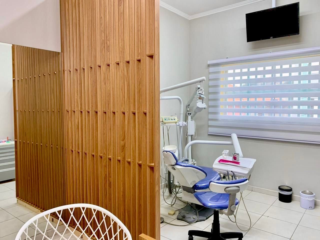 Consultório com TV para entretenimento durante o tratamento